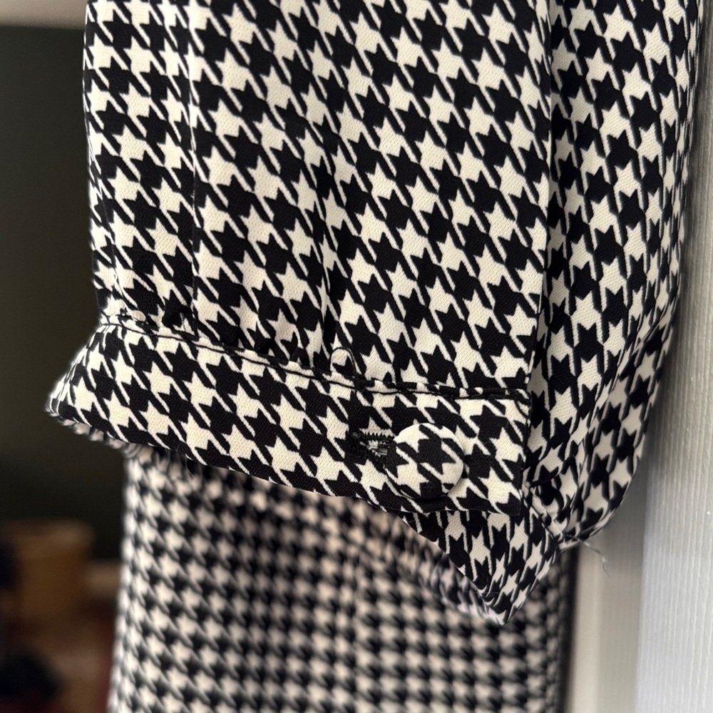 torrid Black & White Houndstooth V-Neck Blouse - Picture 3 of 3